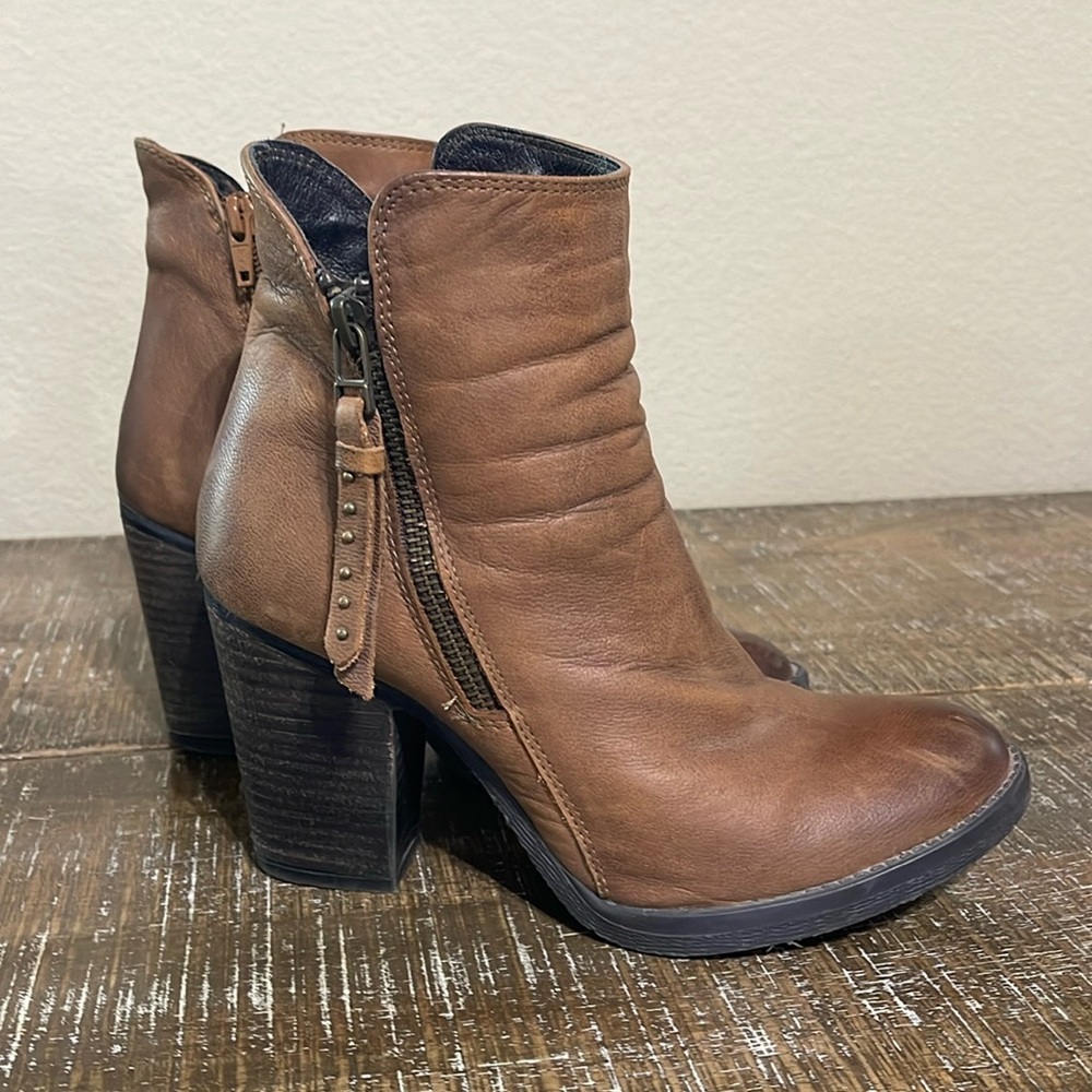 Steve Madden Brown Leather Bootie Size 7.5